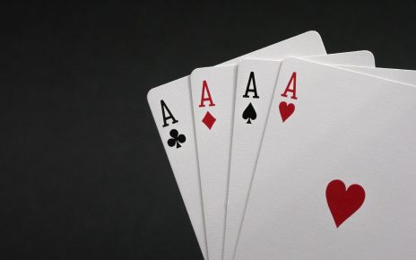 포 카드 포커 클래식 카지노 게임의 새로운 스핀 포 카드 포커