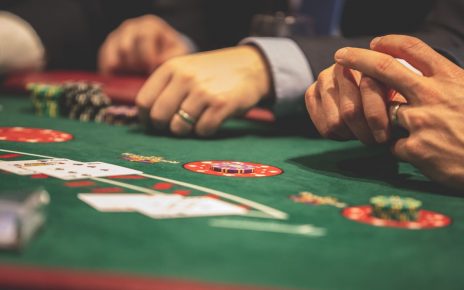 포커에 베팅하세요 고전적인 카드 게임의 전략적 트위스트